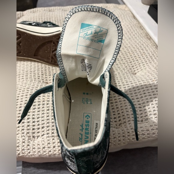 Green limited edition converse sneakers - Picture 3 of 6